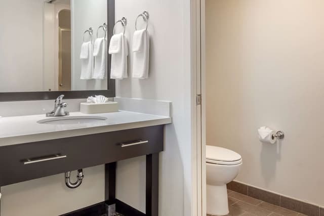 슬립 인 - 시택 에어포트-Double Room, 2 Double Beds, Non-Smoking, Refrigerator & Microwave-5