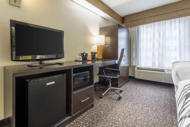 슬립 인 - 시택 에어포트-Double Room, 2 Double Beds, Non-Smoking, Refrigerator & Microwave-3