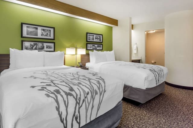 슬립 인 - 시택 에어포트-Double Room, 2 Double Beds, Non-Smoking, Refrigerator & Microwave-1