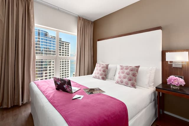 Auberge Vancouver Hotel-华丽套房, 1 张特大床和 1 张沙发床, 海港景观-3