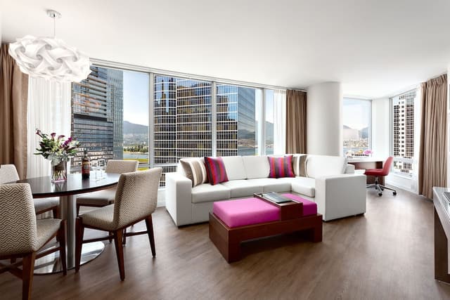 Auberge Vancouver Hotel-华丽套房, 1 张特大床和 1 张沙发床, 海港景观-1