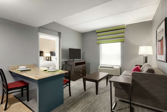 休士頓/清水湖 - Nasa 區希爾頓歡朋套房飯店-套房, 1 張特大雙人床和 1 張沙發床, 簡易廚房-1