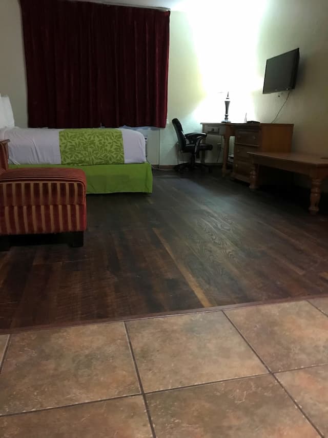 アメリカズ ベスト バリュー イン & スイーツ アンカレッジ エアポート-デラックス スイート クイーンベッド 2 台 禁煙 バルコニー-1