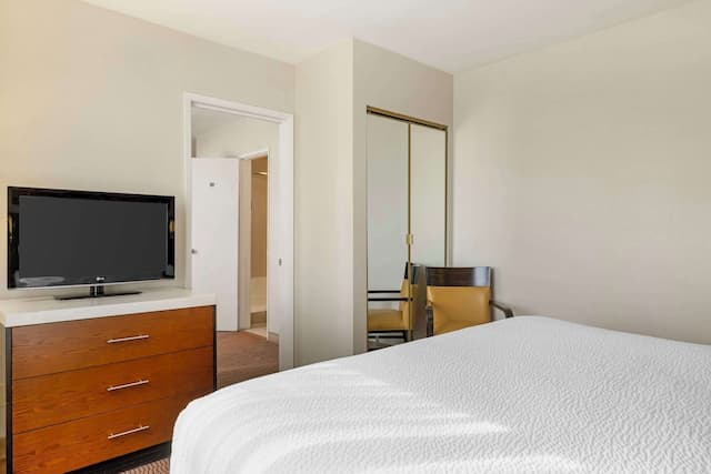 Best Western Royal Palace Inn & Suites-Suite, 1 Queen Bed, Non Smoking, Refrigerator & Microwave (with Sofabed)-4