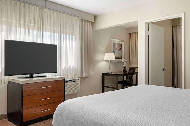 Best Western Royal Palace Inn & Suites-Standard Room, 1 King Bed, Non Smoking, Refrigerator & Microwave-4