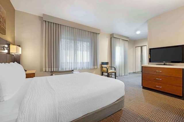 Best Western Royal Palace Inn & Suites-Standard Room, 1 Queen Bed, Accessible, Bathtub-2