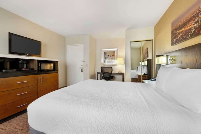 Best Western Royal Palace Inn & Suites-Standard Room, 1 Queen Bed, Non Smoking, Refrigerator & Microwave (Pet Friendly)-4