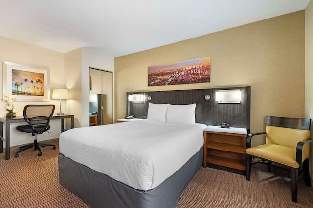Best Western Royal Palace Inn & Suites-Standard Room, 1 Queen Bed, Non Smoking, Refrigerator & Microwave (Pet Friendly)-3