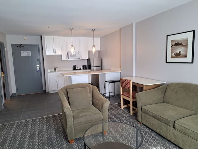 溫哥華機場貝斯特韋斯特普拉斯酒店-套房, 1 張特大雙人床, 非吸煙房 (with Sofabed)-2