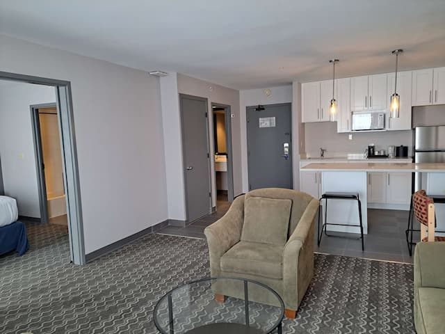 溫哥華機場貝斯特韋斯特普拉斯酒店-套房, 1 張特大雙人床, 非吸煙房 (with Sofabed)-1