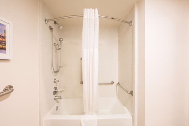 西雅圖市中心歡朋套房飯店-客房, 2 張加大雙人床, 無障礙, 浴缸-5