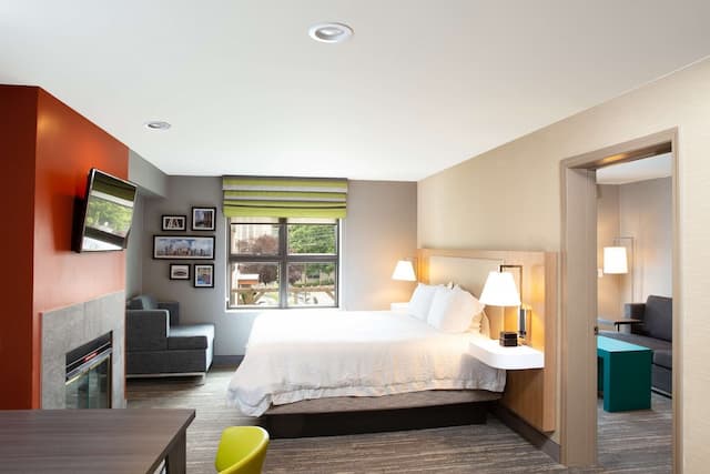 西雅圖市中心歡朋套房飯店-客房, 1 張加大雙人床, 廚房-1