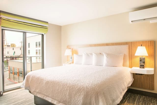 西雅圖市中心歡朋套房飯店-標準客房, 1 張特大雙人床-3