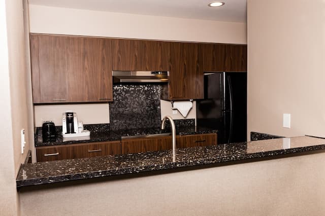 西雅圖市中心歡朋套房飯店-客房, 1 張加大雙人床, 廚房-4