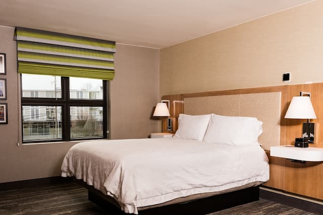 西雅圖市中心歡朋套房飯店-標準客房, 1 張特大雙人床-1