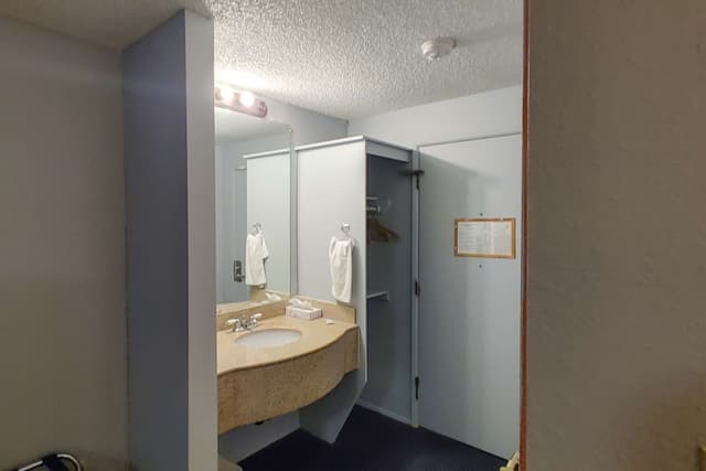 Rodeway Inn Seattle Airport-Standard Room, 1 Queen Bed, Non Smoking-2