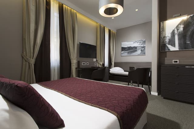 Hotel Artemide-Deluxe Triple Room-1