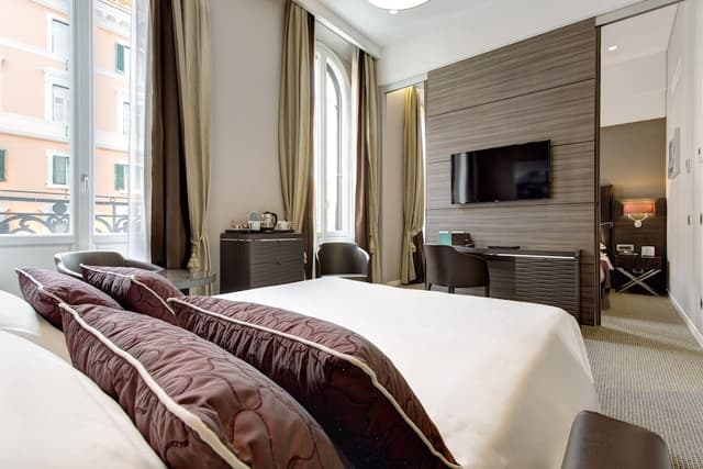 Hotel Artemide-Deluxe Triple Room-3