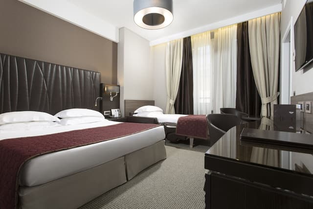 Hotel Artemide-Deluxe Triple Room-2