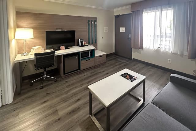 洛杉磯機場 - LAX 凱藝套房飯店-套房, 1 張特大雙人床和 1 張沙發床, 非吸煙房 (1 Person Sofa Bed)-1