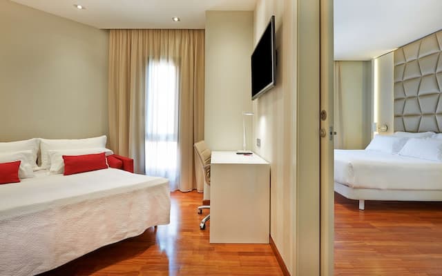 NH Collection Barcelona Pódium-Family Quadruple Room-2