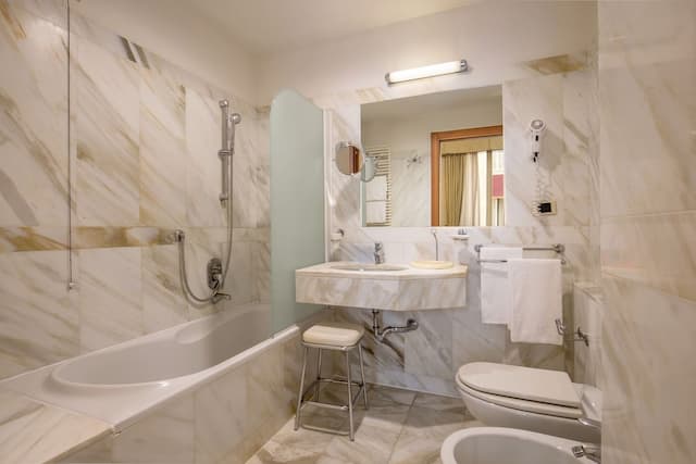 UNA Hotels Empire Roma-Superior Twin Room-4