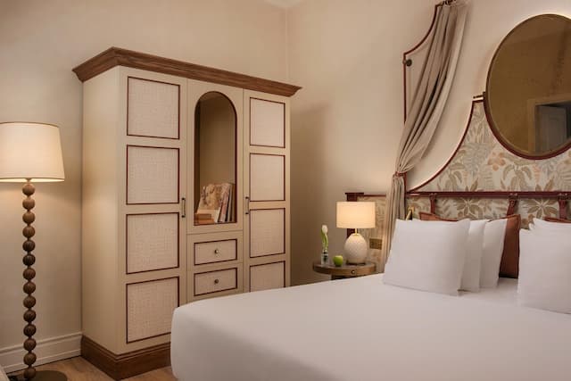 NH Collection Firenze Porta Rossa-Family Room (Extra bed 2 Adults + 1 Child)-2