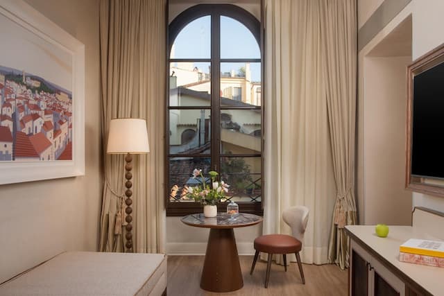 NH Collection Firenze Porta Rossa-Family Room (Extra bed 2 Adults + 1 Child)-4