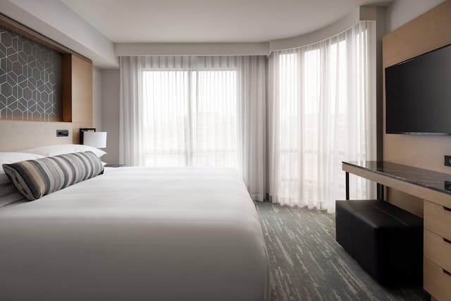 溫哥華機場萬豪酒店-行政套房, 1 張特大雙人床及 1 張梳化床, 城市景 (Corner)-7