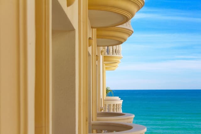 URH 錫切斯海灘酒店-高級客房, 部分海景-1