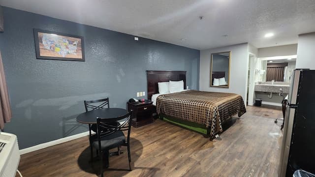 Express Inn Hobby-Deluxe Room, 1 King Bed, Non Smoking, Refrigerator & Microwave-1