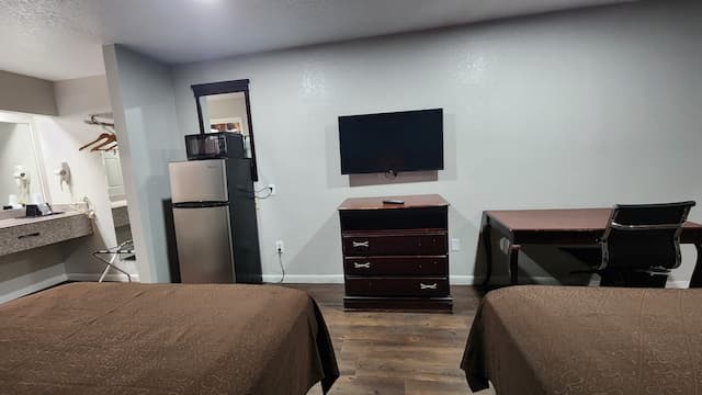 Express Inn Hobby-Deluxe Room, 2 Queen Beds, Non Smoking, Refrigerator & Microwave-5