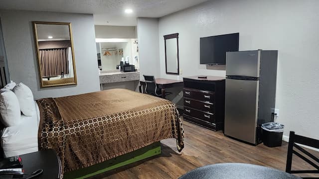 Express Inn Hobby-Deluxe Room, 1 King Bed, Non Smoking, Refrigerator & Microwave-8