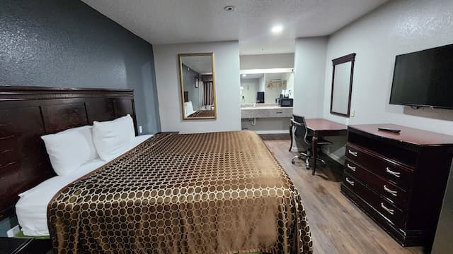 Express Inn Hobby-Deluxe Room, 1 King Bed, Non Smoking, Refrigerator & Microwave-9