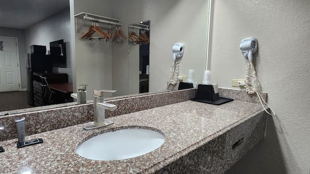 Express Inn Hobby-Deluxe Room, 1 King Bed, Non Smoking, Refrigerator & Microwave-11