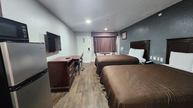 Express Inn Hobby-Deluxe Room, 2 Queen Beds, Non Smoking, Refrigerator & Microwave-6