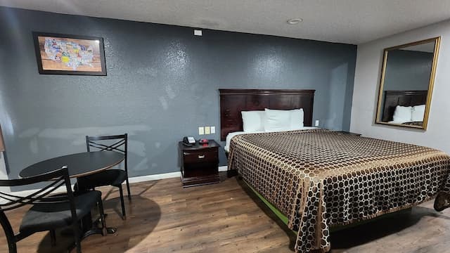 Express Inn Hobby-Deluxe Room, 1 King Bed, Non Smoking, Refrigerator & Microwave-7