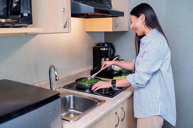 Accent Inns Burnaby-Two Queen Bed Kitchenette-14