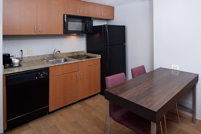 Hampton Inn & Suites Houston Medical Center NRG Park-1 King Bedroom Suite w/ Kitchen-5