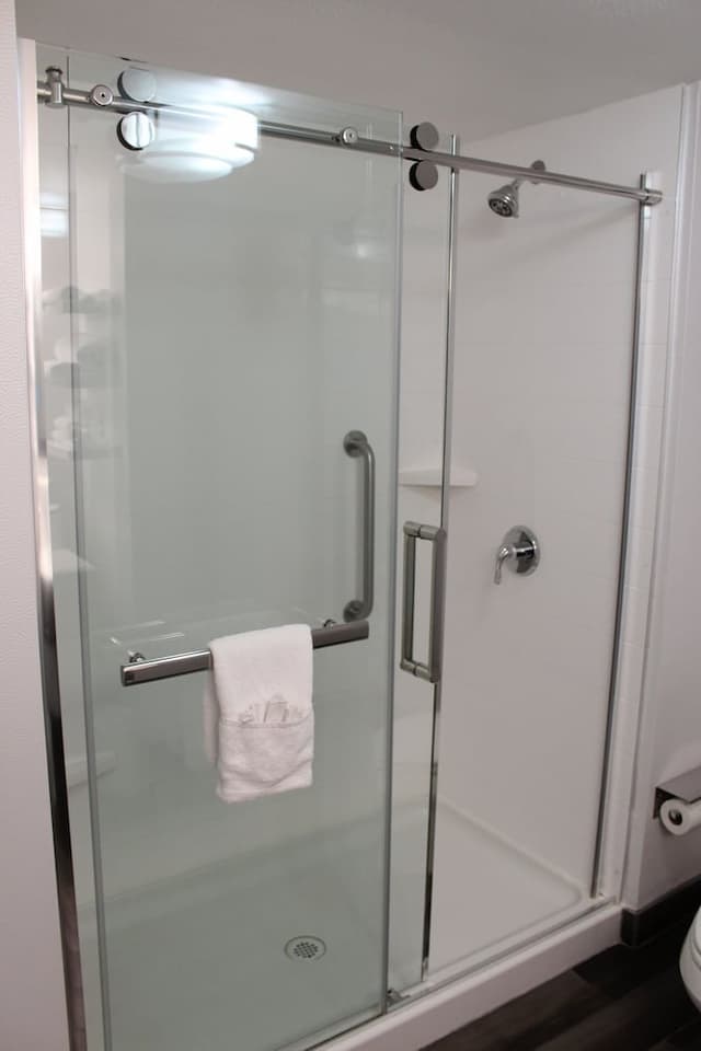 路易斯安那好萊塢歡朋套房飯店-客房, 1 張特大雙人床, 非吸煙房, 冰箱和微波爐-5