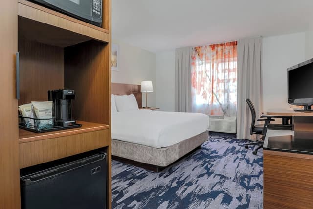 Fairfield Inn & Suites Houston Westchase-Room, 1 King Bed-1