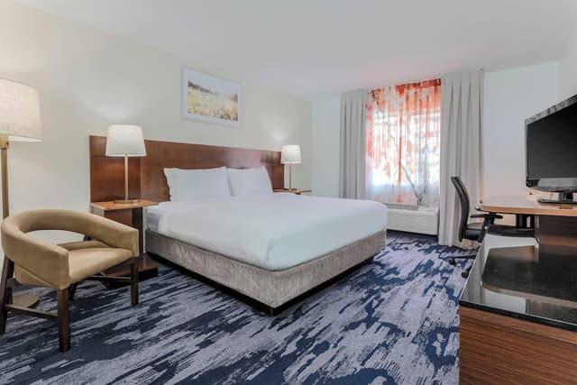 Fairfield Inn & Suites Houston Westchase-Room, 1 King Bed-3