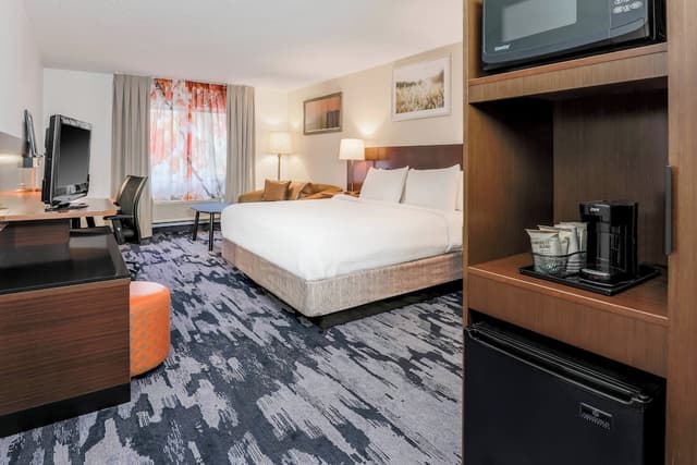 Fairfield Inn & Suites Houston Westchase-Executive Suite, 1 King Bed with Sofa bed-4