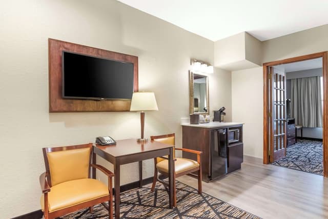 베스트 웨스턴 플러스 하비 에어포트 인 & 스위트-스위트, 킹사이즈침대 1개, 장애인 지원, 욕조 (with Sofabed)-2