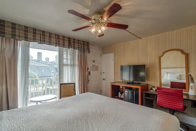 ウォーフ イン-クラシック ルーム キングベッド 1 台 冷蔵庫-3