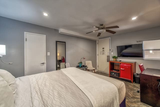 ウォーフ イン-クラシック ルーム キングベッド 1 台 冷蔵庫-11