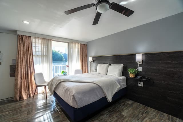 ウォーフ イン-クラシック ルーム クイーンベッド 2 台 冷蔵庫-8