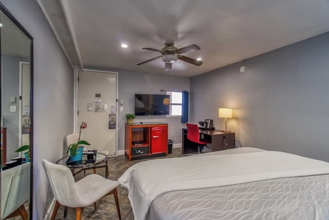 ウォーフ イン-クラシック ルーム キングベッド 1 台 冷蔵庫-8