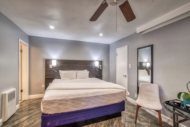 ウォーフ イン-クラシック ルーム キングベッド 1 台 冷蔵庫-9