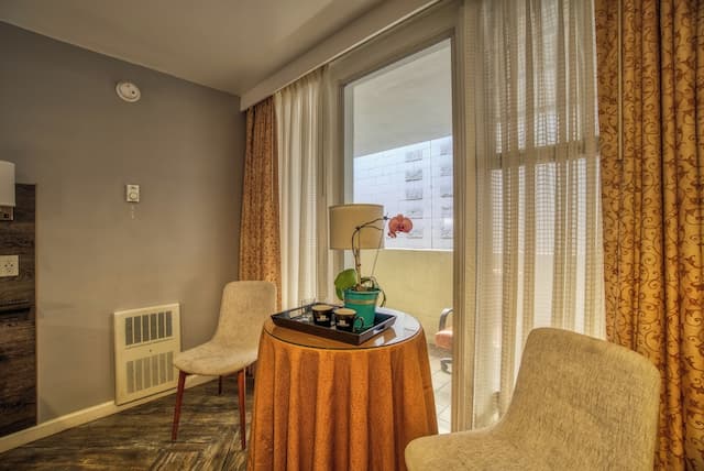 ウォーフ イン-クラシック ルーム キングベッド 1 台 冷蔵庫-12